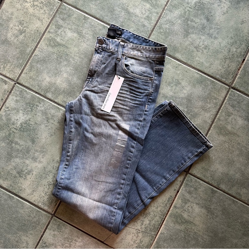 Women’s Calvin Klein Light Wash Stone Washed Jeans NWT
Good condition